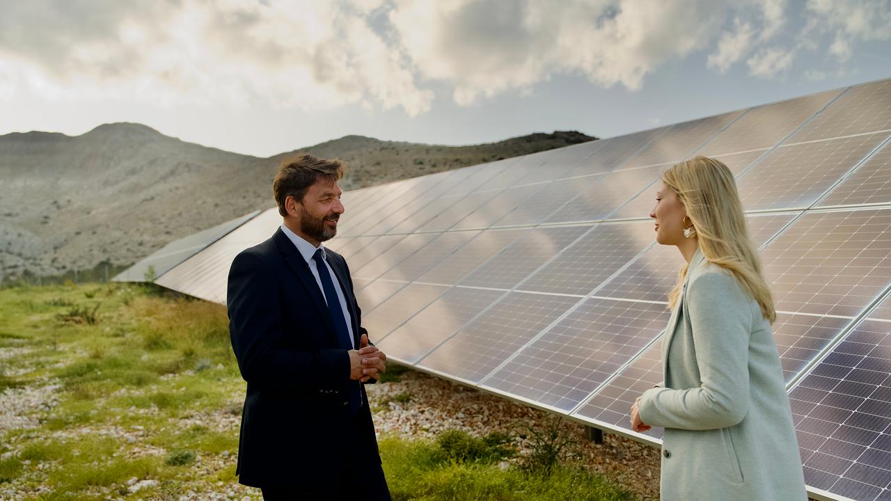 Insel-Projekt in Griechenland: Chalkis Bürgermeister Evangelos Fragakakis zeigt Korrespondentin Diana Weidlinger den neuen Photovoltaik-Park, der 200 Familien mit Ökostrom versorgt. 