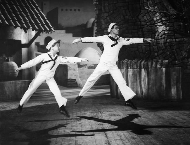 Gene Kelly mit David Kasday in einer Szene aus dem MGM-Musical "Invitation to the Dance"