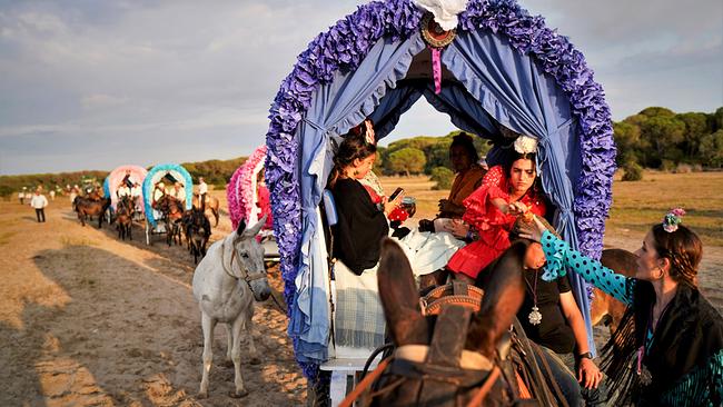 Die Wallfahrt nach El Rocio: Auf Pferden und in geschmückten Kutschen machen sich die Pilger auf den Weg durch den Nationalpark Coto de Doñana zum Wallfahrtsort El Rocío. Der Flamenco spielt bei diesem Pilgerfahrt eine große Rolle. Die Frauen tragen aufwändige Flamenco-Kostüme. Überall wird gesungen, getanzt und gebetet.