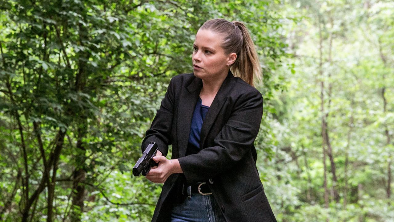 "Tatort: Angst im Dunkeln": Liv Moormann (Jasna Fritzi Bauer) verfolgt im Wald einen Verdächtigen.