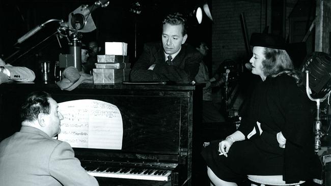 Erich Wolfgang Korngold mit Paul Henreid und Bette Davis beim Einstudieren des Textes zum Film „Deception“, 1946