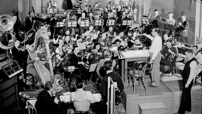 Der österreichische Komponist Max Steiner beim Dirigieren der Orchesteraufnahme der Filmmusik zum Film „King Kong“ 1933