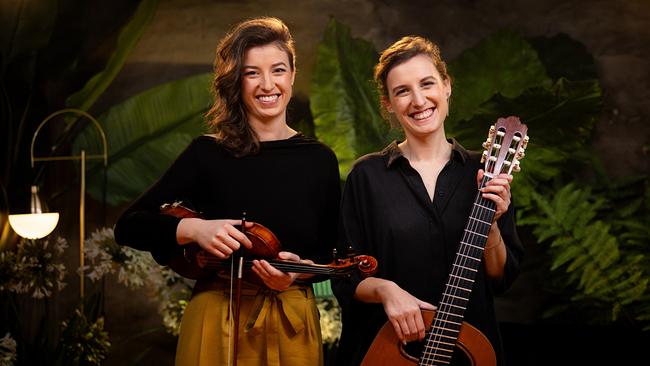 „Duo Sonoma“ Mira Gregorič (Violine) und Sara Gregorič (Gitarre)