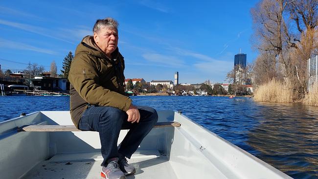 Fischer Walter Weber bei seiner täglichen Ausfahrt auf der Alten Donau