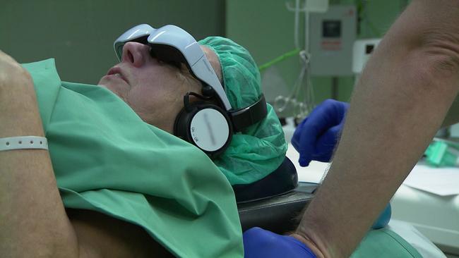 Patient im OP mit aufgesetzter Videobrille