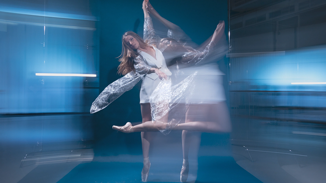 Eine Tänzerin schein auf einer Fotografie förmlich in der Luft zu schweben.