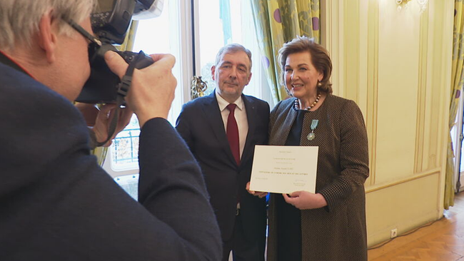 Suzanne Harf steht neben dem Französischen Botschafter und wird fotografiert