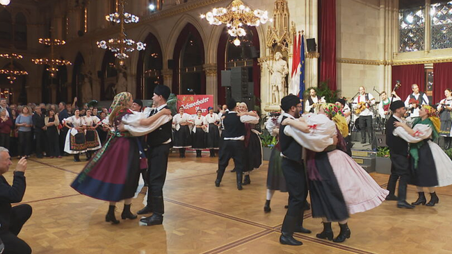 Bei der Eröffnung fand auch Integration statt ... Pärchen in traditionellen Gewändern tanzen im Rathaus