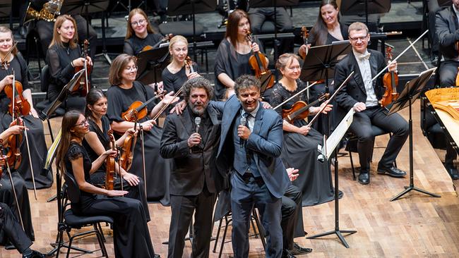 © ORF/Tiroler Festspiele Erl Jonas Kaufmann - Applaus für die Gebrüder Strauss