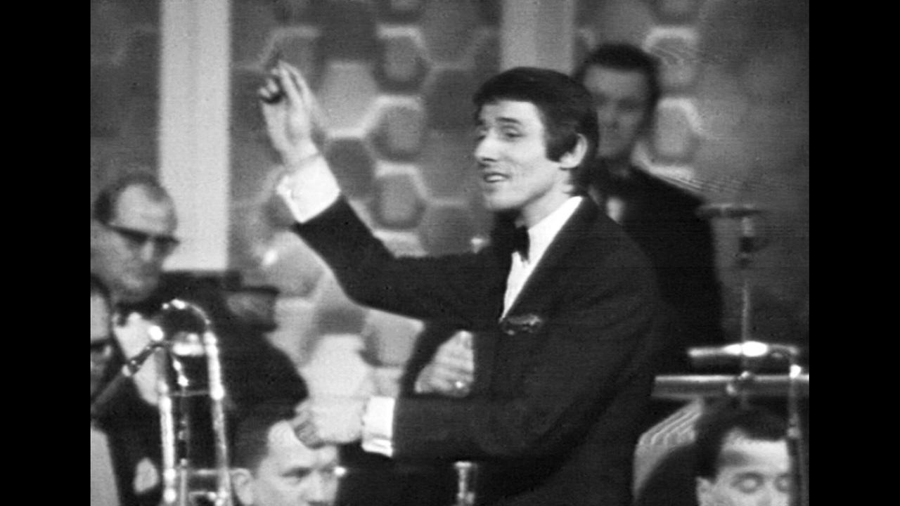 Udo Jürgens dirigiert beim Eurovision Song Contest 1967.