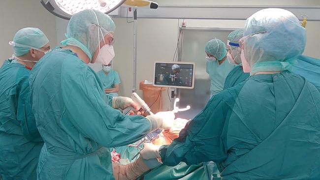 Operationssaal, Patient wird am Knie operiert