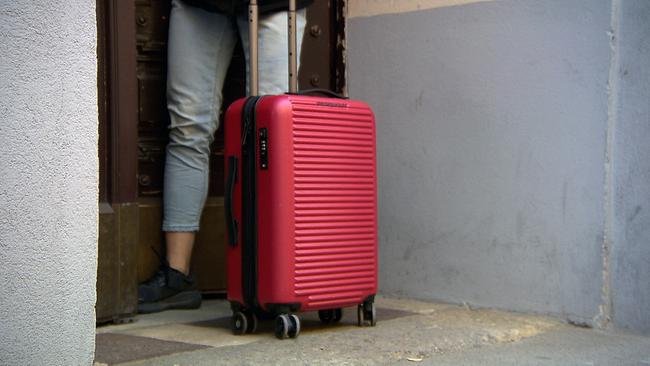 © ORF Eine Touristin mit einem Rollkoffer vor einem Hauseingang