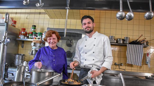Wirtin Lisa Feiller und Kochlehrling Mathias Blazek in der Küche des Gasthaus "Zum Goldenen Lamm"