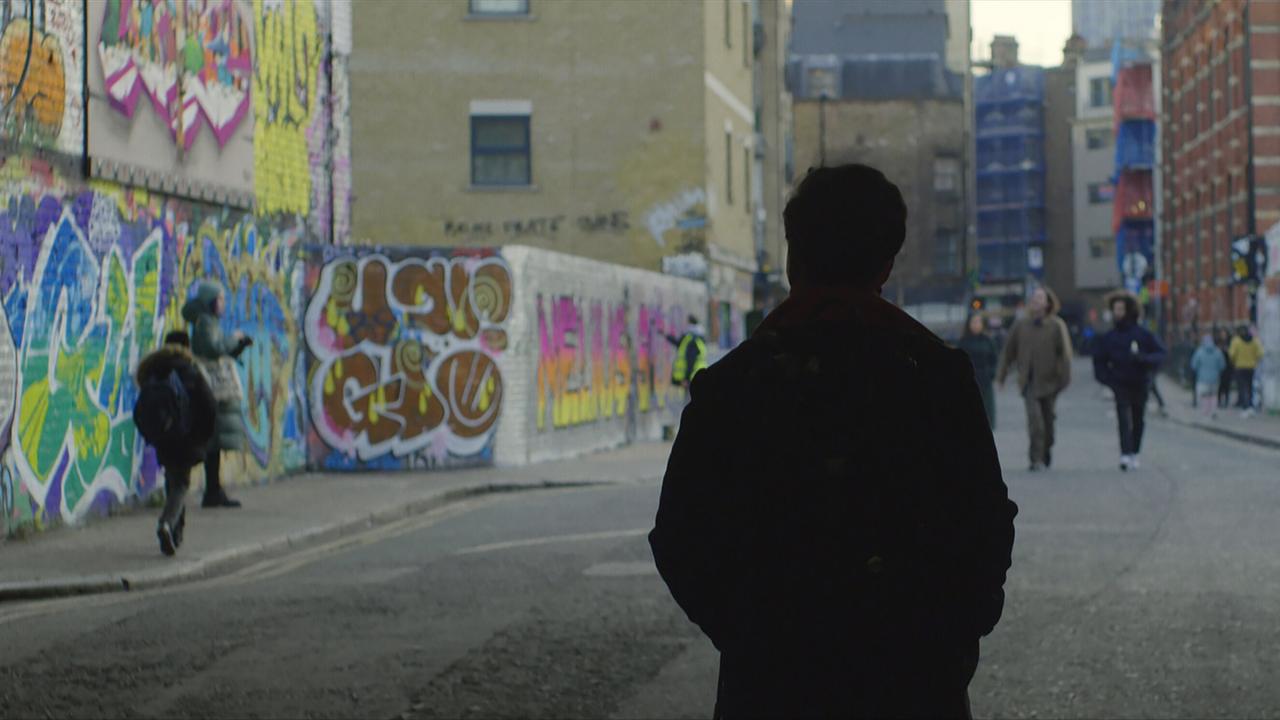 © ORF/GA&A Productions Sabina Andron geht auf Straße voller Graffiti Kunst