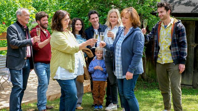 © ORF/ZDF/KRABU@BURBERG.DE Alle am Lorenzhof stoßen auf den überraschenden Besuch von Liz White an.