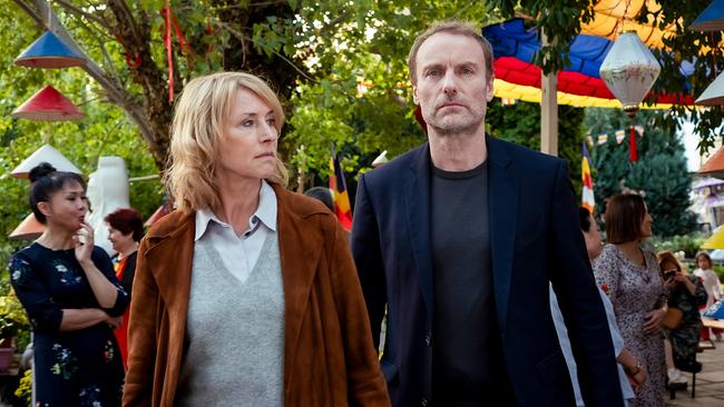 "Tatort: Am Tag der wandernden Seelen": Susanne Bonard (Corinna Harfouch, l.) und Robert Karow (Mark Waschke, r.) beim Fest in der Pagode