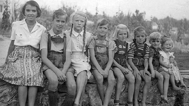 Windeln, Wünsche, Wirklichkeit: 100 Jahre Muttertag: 1945 besteht die Familie Kopper aus acht Kindern. Später werden es zehn Geschwister.