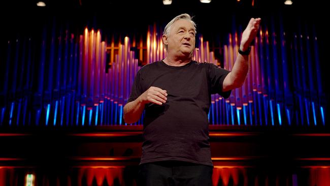 © ORF/ORF III Andreas Vitásek in schwarz gekleidet gestikuliert auf der "Die Tafelrunde"-Bühne