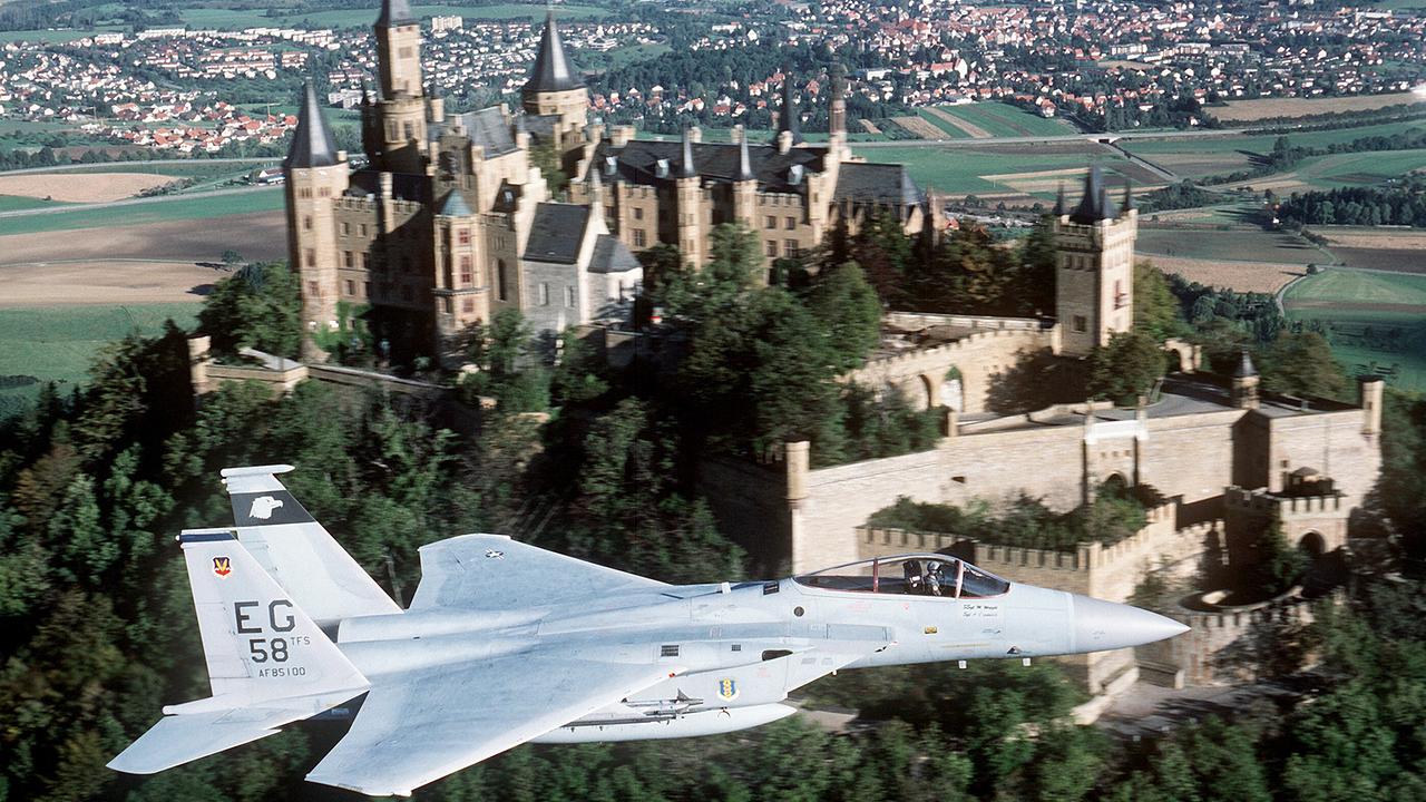 Eine Luftaufnahme von der rechten Seite eines Flugzeugs des 58. Jagdgeschwaders F-15C Eagle, das während der Übung Cornet Phaser, einer NATO-Schnelleinsatzübung, die unter simulierten Kriegsbedingungen durchgeführt wurde, über die Burg Hohenzollern südlich von Stuttgart flog.