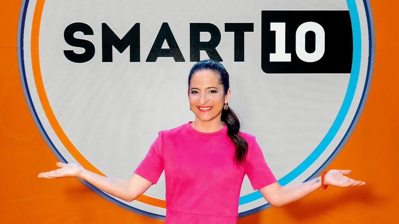Caroline Athanasiadis vor dem SMART10-Logo