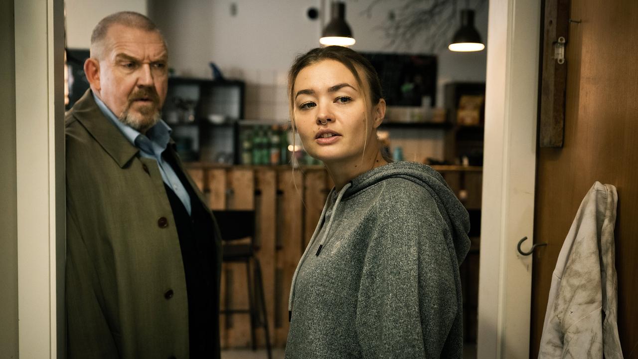 "Tatort: Diesmal ist es anders": Für Larissa Krüger (Katja Hutko) ist „Kids4Care“ mehr als ein Jugendzentrum, es ist ihr Zuhause. Dass hier nun die Polizei bei ihr auftaucht, gefällt ihr gar nicht. Das lässt sie Kommissar Freddy Schenk (Dietmar Bär) wissen.