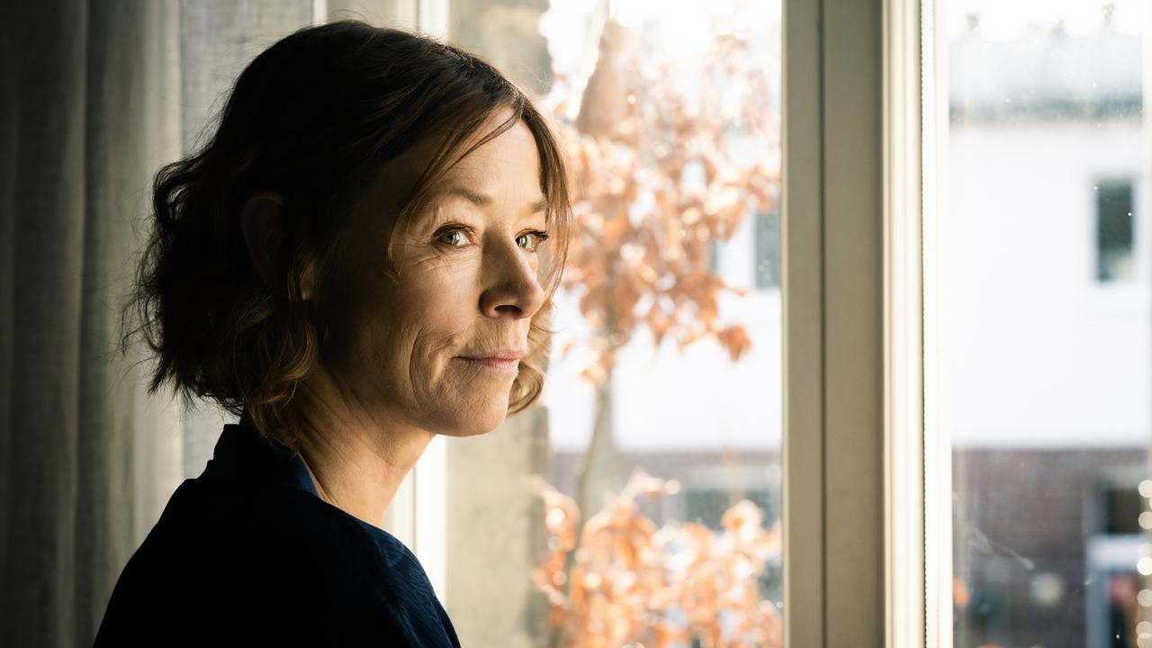 "Tatort: Diesmal ist es anders": Journalistin Nicola Koch (Jenny Schily) ist glücklich. Sie steht mitten im Leben. Und mit Max Ballauf hat sie jetzt jemand gefunden, mit dem sie es auch teilen will…
