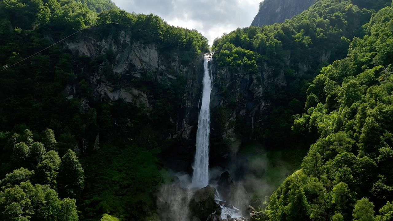 Der Wasserfall von Foroglio im Bavonatal ist einer der spektakulärsten, die man im Tessin finden kann.