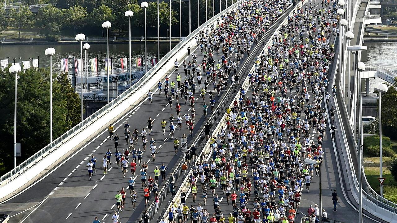 Das Teilnehmerfeld des 36. Vienna City Marathons am Sonntag, 12. September 2020, beim Start auf der Reichsbrücke in Wien. 