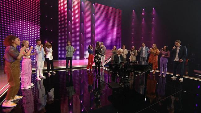 © ORF 2 / Seitenblicke 14 Starmania Kandiaten inklusive Kalavier und Vocal Coach stehen auf der TV Bühne von "Starmania22" und singen