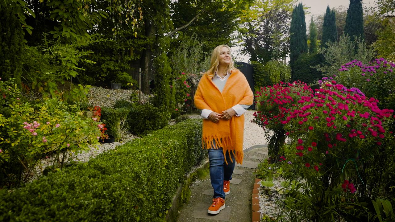 Renate Polz in ihrem Garten in der Südsteiermark