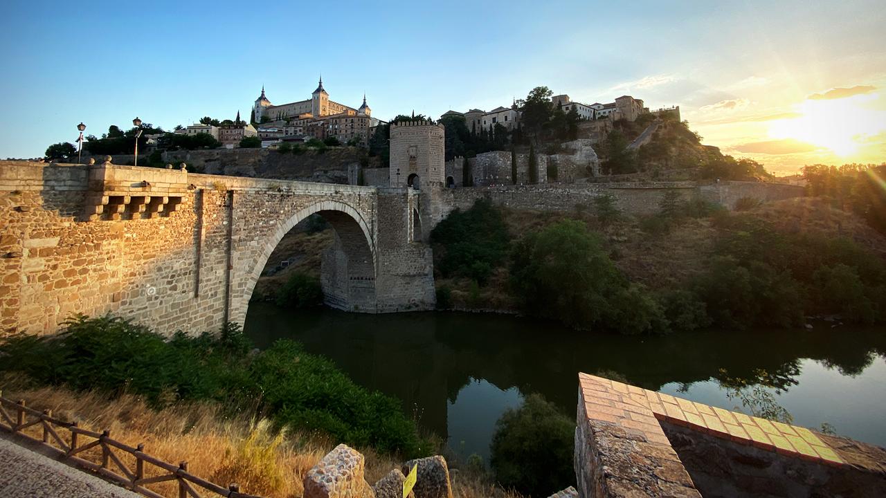 Festung von Toledo vom Flussufer des Tajo, Spanien. 