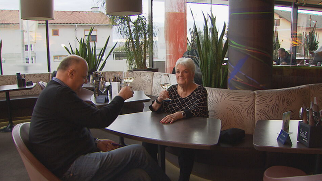 © ORF 2 / Seitenblicke Sängerin Stefanie Werger sitzt ihrem Mann Karl-Heinz Stadlober einer Pizzeria gegenüber. Die beiden prosten einander zu.
