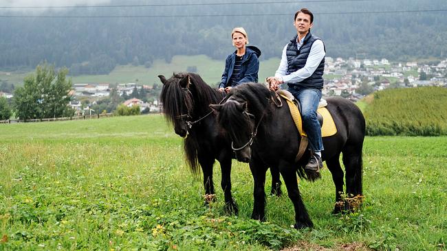 Kristina Sprenger und Peter Schneeberger auf Pferden