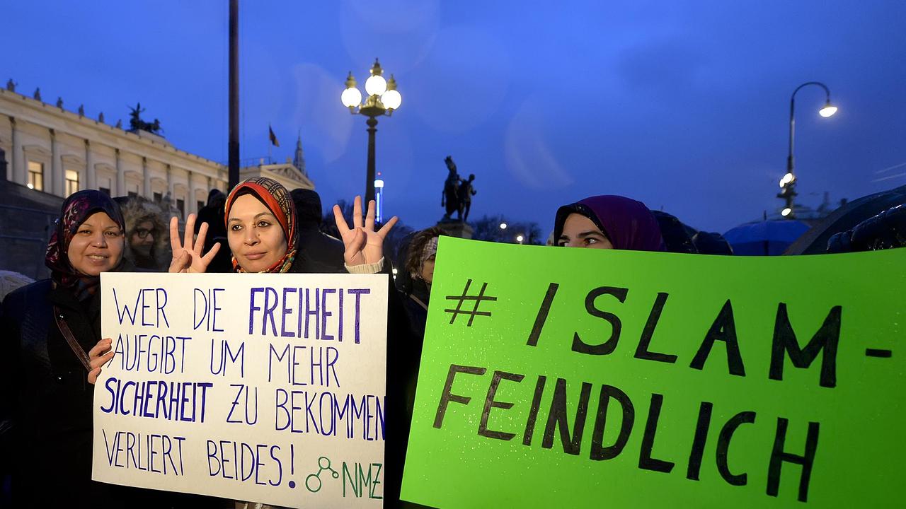 Frauen mit Protestschildern bei der Protestkundgebung "Neues Islamgesetz? Nicht mit uns!" am Dienstag, 24. Februar 2015, vor dem Parlament in Wien.