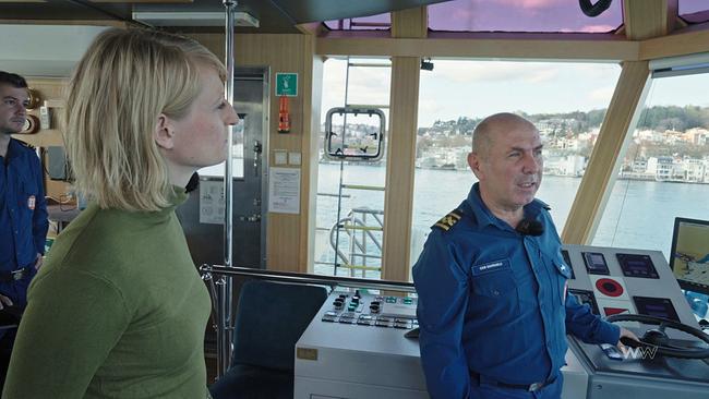 Korrespondentin Katharina Wagner an Bord eines Begleitschiffes am Bosporus. Die Meerenge gilt als einer der gefährlichsten Wasserstraßen der Welt.