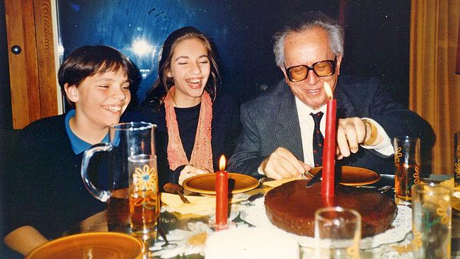 Johannes Mario Simmel mit Nichte und Neffe