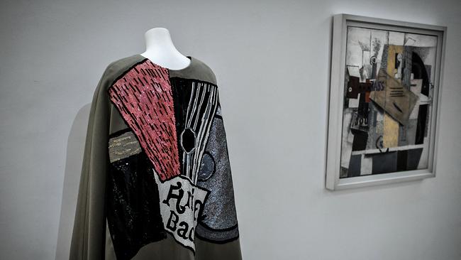 Mode von Ives Saint Laurent neben Gemälde von Picasso
