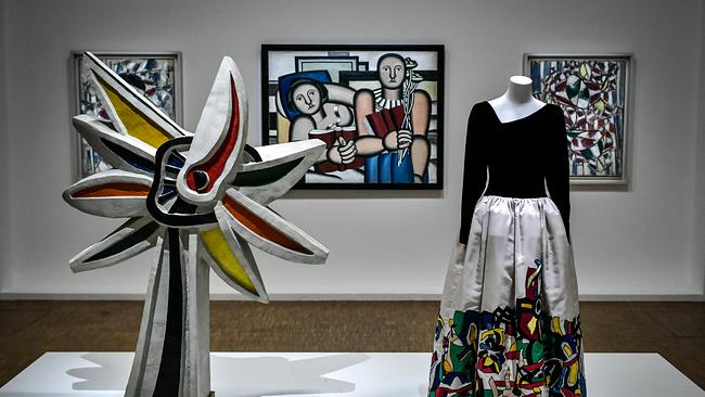 Mode von Yves Saint Laurent neben Werken von Fernand Leger 