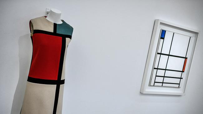 Mode von Yves Saint Laurent neben Werk von Mondrian
