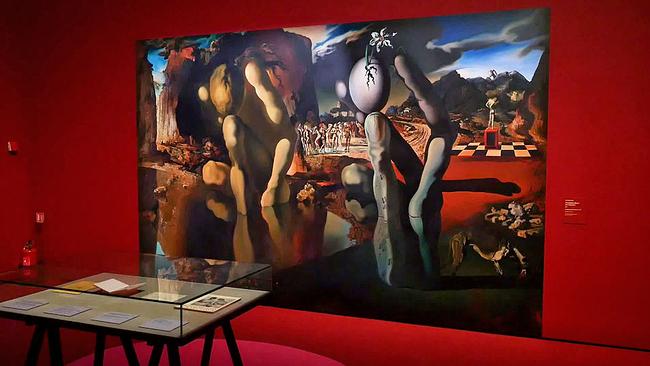 Ausstellungsansicht mit Werk von Salvador Dalí 