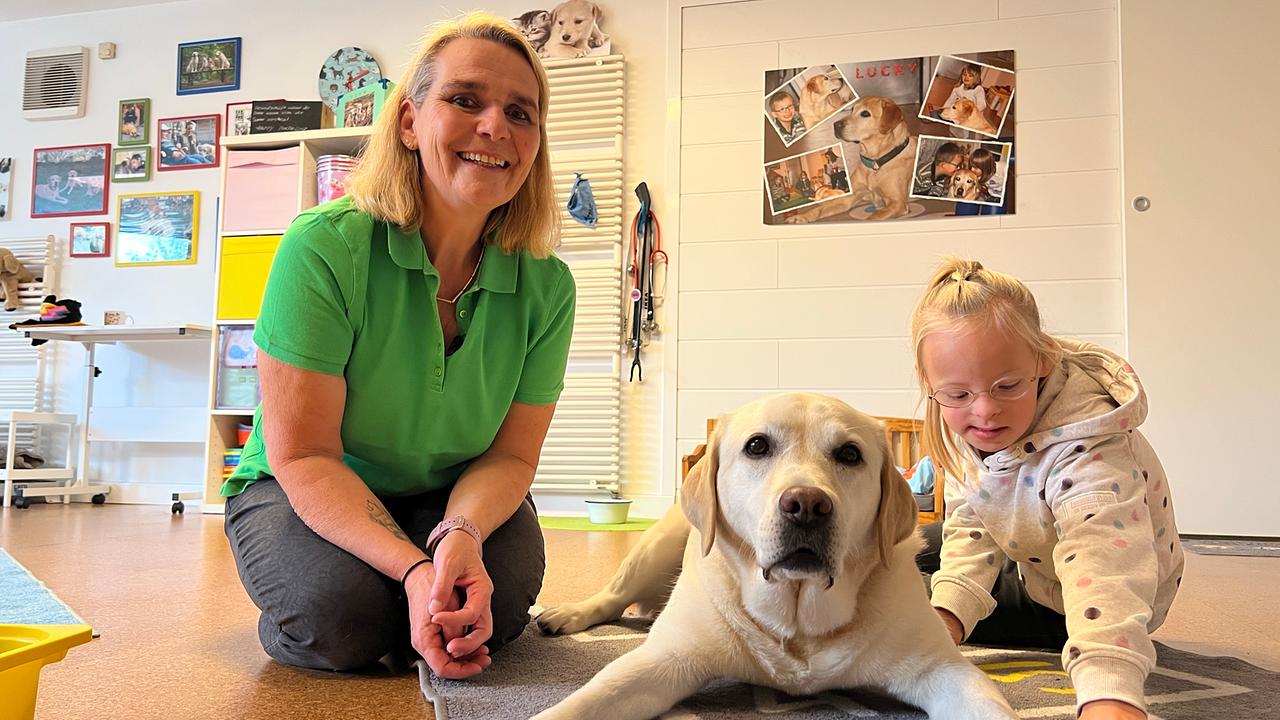 Sabine Oberhauser und Sarah Falk mit Therapiehund