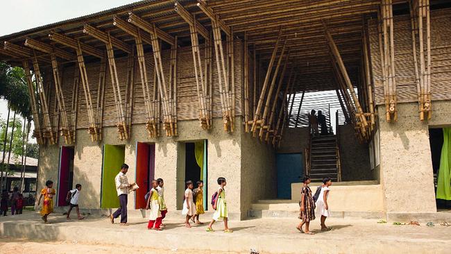 Schule aus Lehm und Bambus in Bangladesch