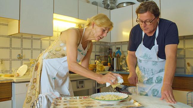  Künstlerin Veronika Riz und Regisseur Felix Breisach beim Kochen