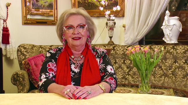 Gina, 72-jährige Swingerclub-Betreiberin im Ruhestand aus Niederösterreich