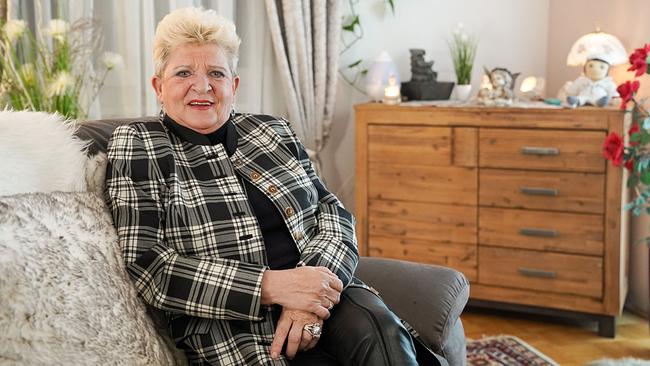 Elfi, 66-jährige Sachbearbeiterin im Ruhestand aus Kärnten