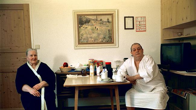  Ein Ehepaar, sie 84, er 70 Jahre, hat seit 2 Jahren sein Hotelzimmer in OÖ nicht verlassen. Das Essen bringt das Stubenmädchen. Kontakt zu anderen Gästen wünscht sich das Paar nicht.