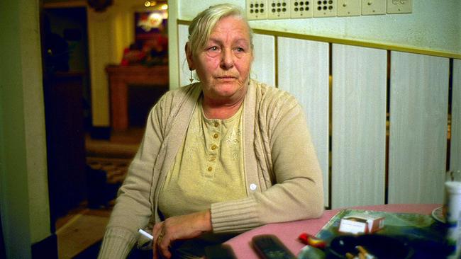 Da musste eine 59-jährige Kellnerin vor 4 Jahren nach einem Erbschaftsstreit aus ihrer Wohnung ausziehen. Nun wohnt sie mit ihrer Katze und zwei Vogerln in einem 1 Stern Hotel im 2. Wiener Gemeindebezirk.