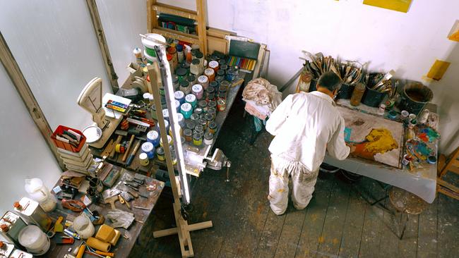Armin Guerino im Atelier Wien/Hietzing beim Malen