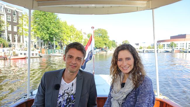 Peter Schneeberger und Pia Douwes machen eine Bootsfahrt