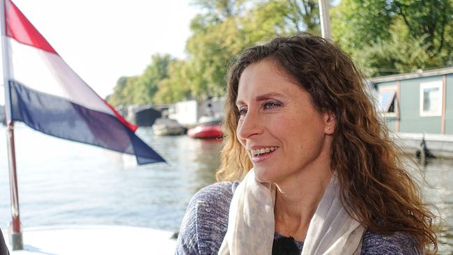 Pia Douwes im Interview bei einer Bootsfahrt